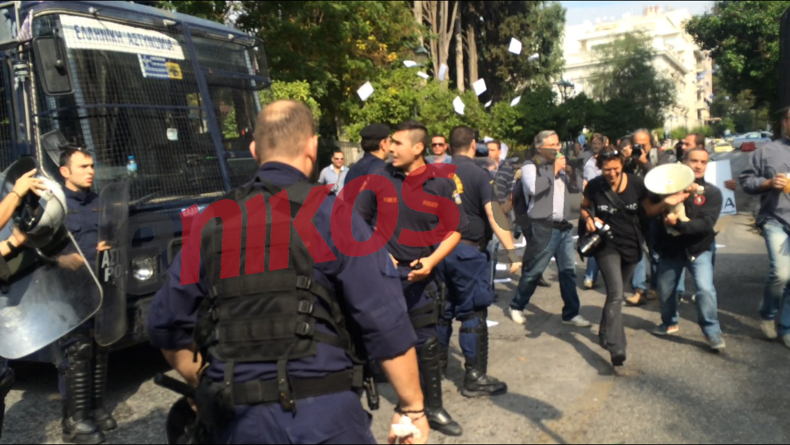 Επεισόδια έξω από το Μαξίμου – ΦΩΤΟ