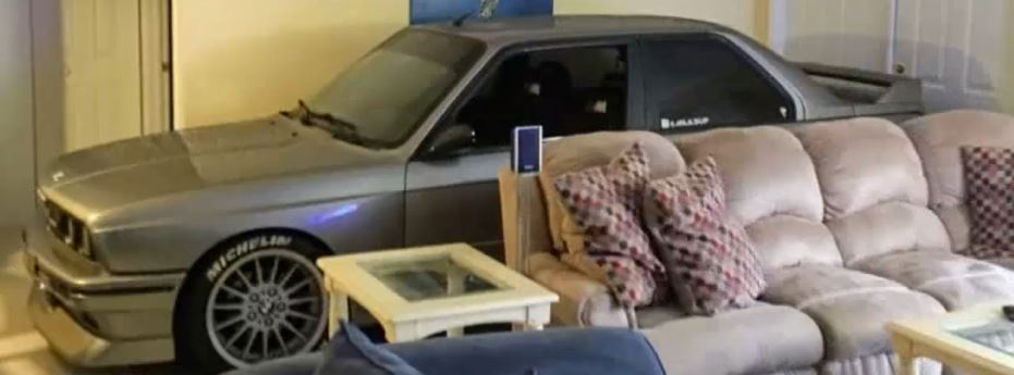 Πάρκαρε το αυτοκίνητό του στο… σαλόνι – ΒΙΝΤΕΟ