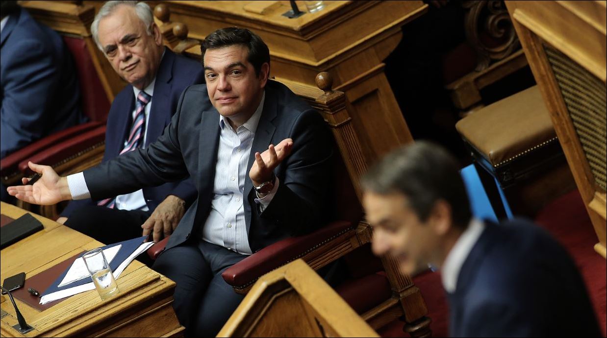 Η κόντρα Τσίπρα – Μητσοτάκη σε μία φωτογραφία