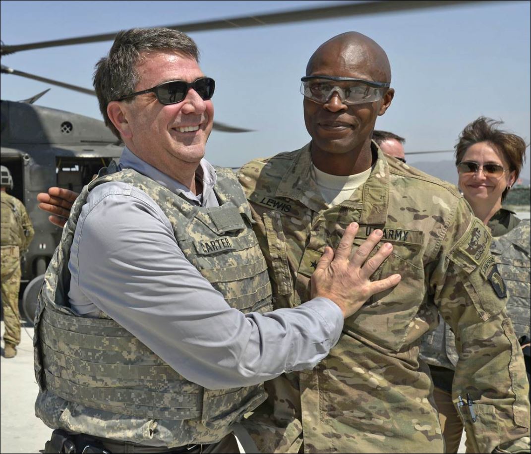 Στρατηγός πλήρωσε το πάθος του για το… στριπτίζ