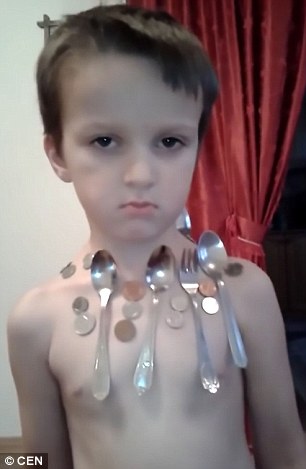 Δείτε τον 5χρονο που έλκει τα μεταλλικά αντικείμενα σαν μαγνήτης – ΒΙΝΤΕΟ