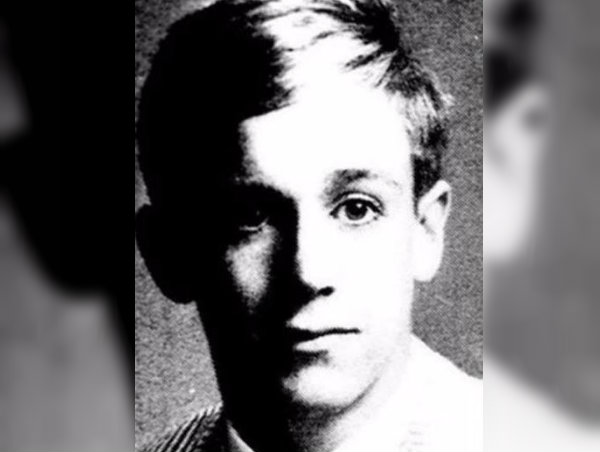 Αναγνωρίζετε τον διάσημο καλλιτέχνη της φωτογραφίας;