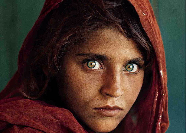 Αποφυλακίζεται με εγγύηση η Αφγανή με τα “πράσινα μάτια”
