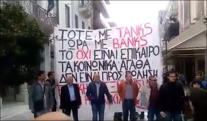 Πανό και συνθήματα από μέλη της ΛΑΕ πριν από την παρέλαση στην Πάτρα – ΒΙΝΤΕΟ