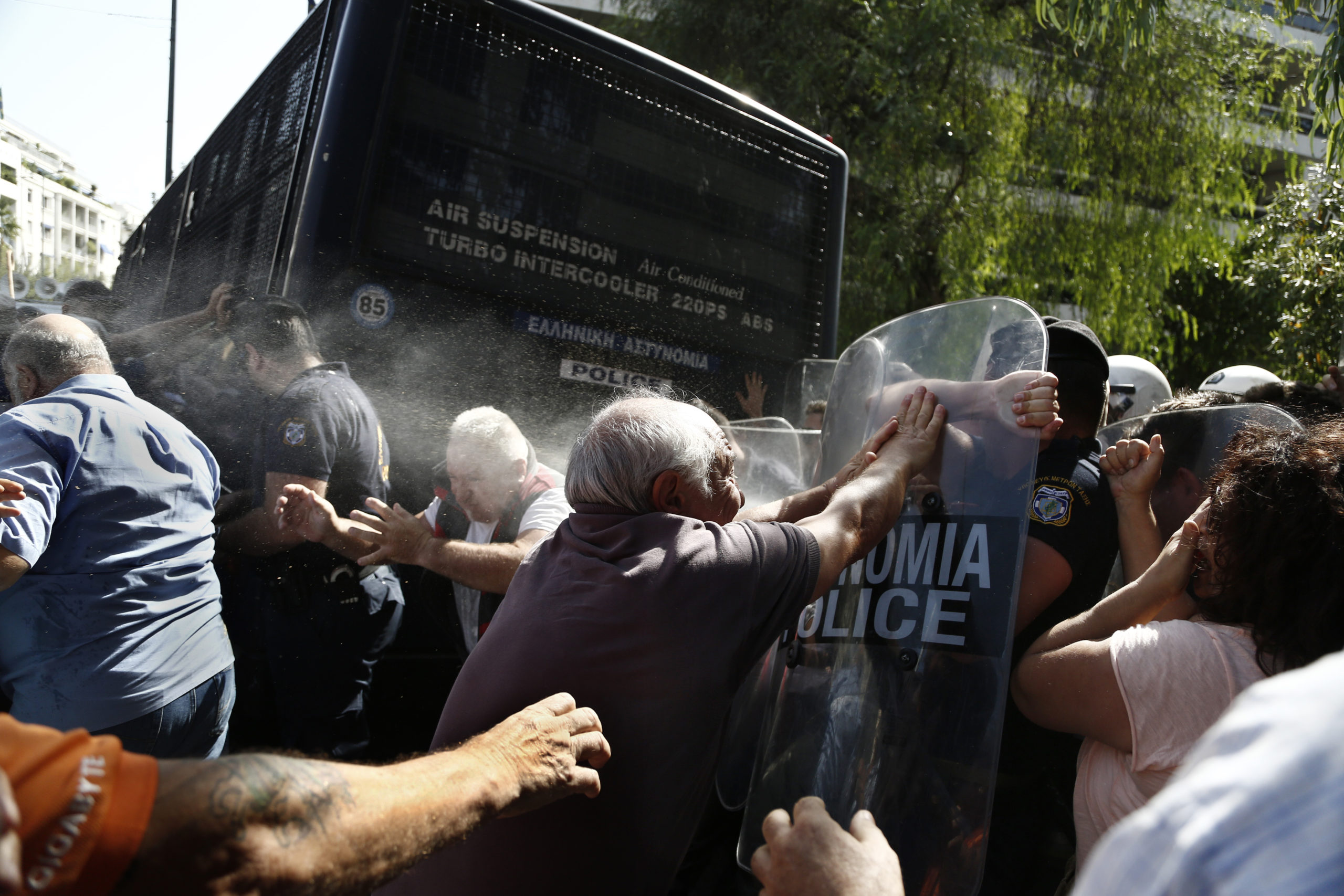 Ο αστυνομικός που έριξε τα χημικά: «Φοβήθηκα ότι θα υπάρξουν θύματα»