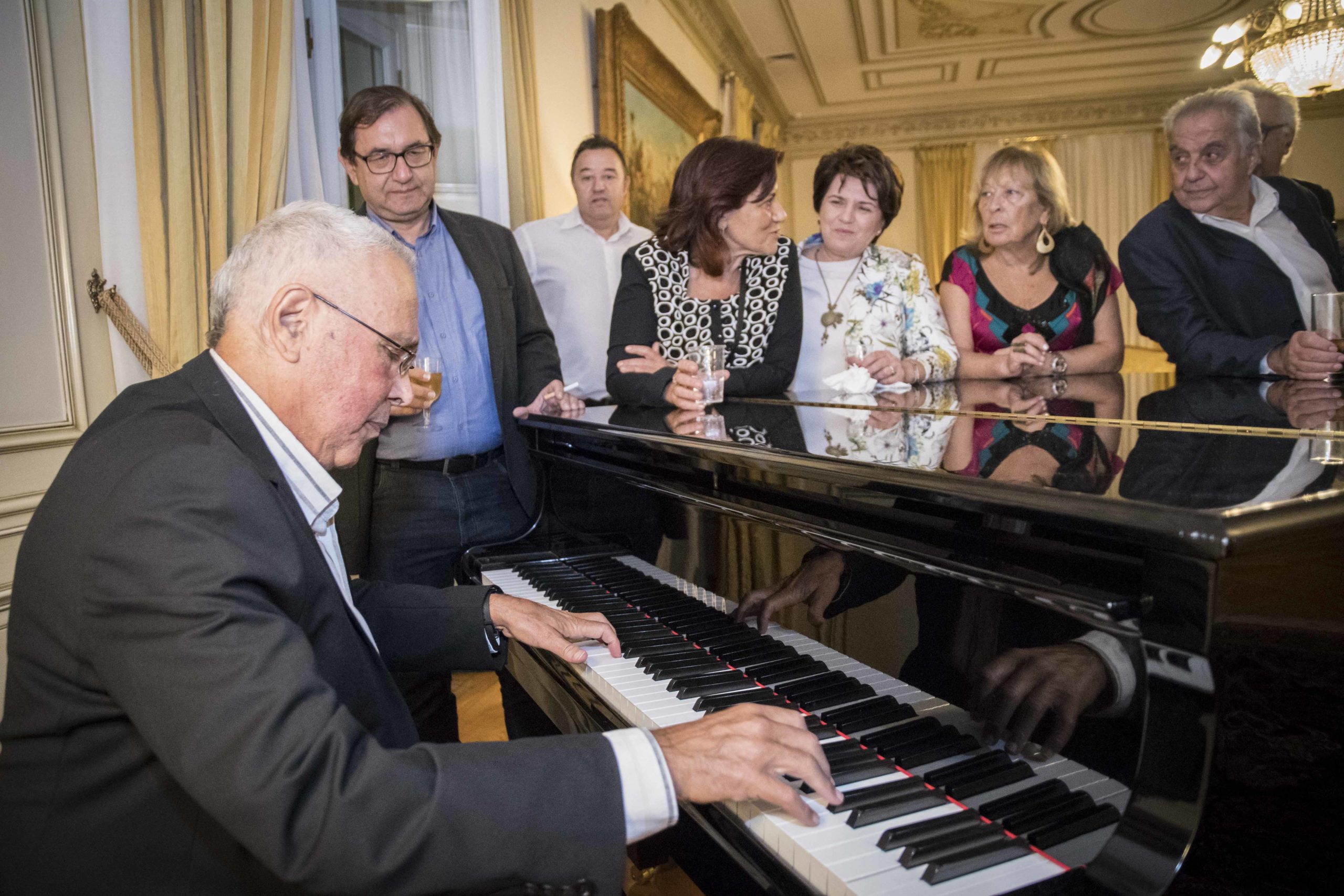 Ο Ζουράρις παίζει πιάνο με κοινό τον Φλαμπουράρη και την Φωτίου – ΦΩΤΟ