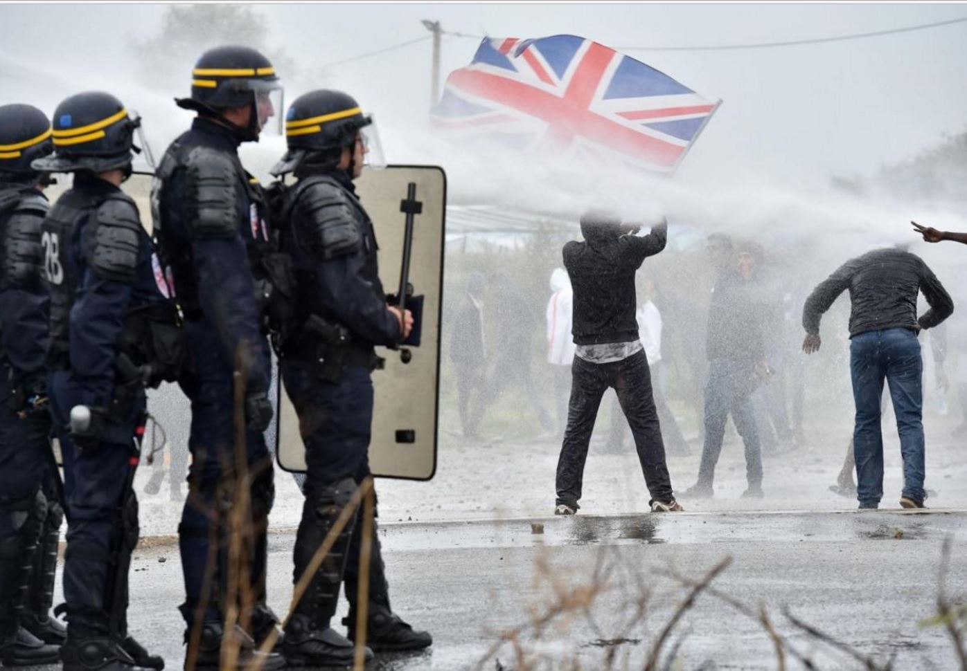 Συγκρούσεις αστυνομικών με διαδηλωτές στο Καλαί