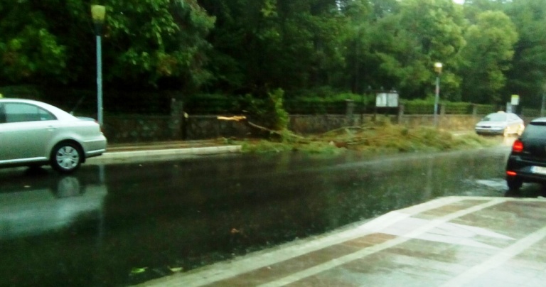 Έντονα καιρικά φαινόμενα και καταστροφές στο Αγρίνιο – ΒΙΝΤΕΟ – ΦΩΤΟ