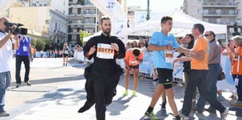 Ένας δρομέας με… ράσα – ΦΩΤΟ