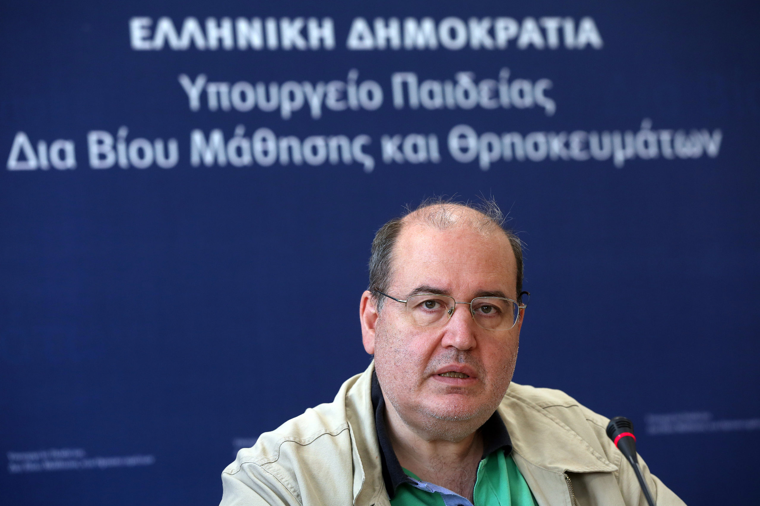 Φίλης: Το μεσημέρι θα κάνουν μάθημα στα σχολεία οι πρόσφυγες