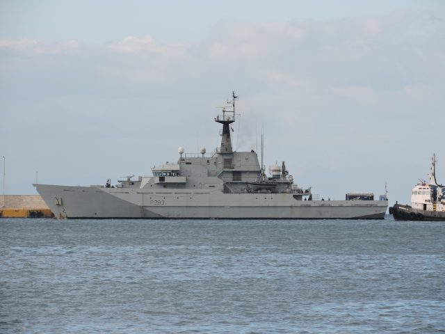 Βρετανικό πολεμικό πλοίο στον Πειραιά – ΒΙΝΤΕΟ