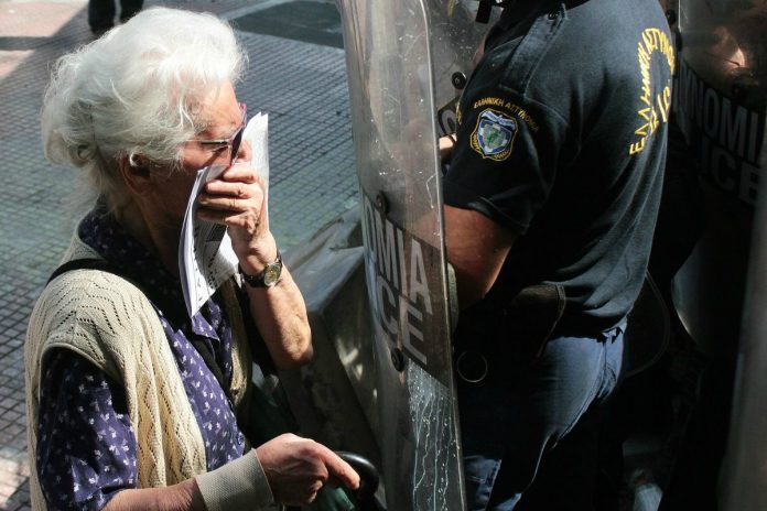 Σύμβολο της Εθνικής Αντίστασης η συνταξιούχος με την εφημερίδα