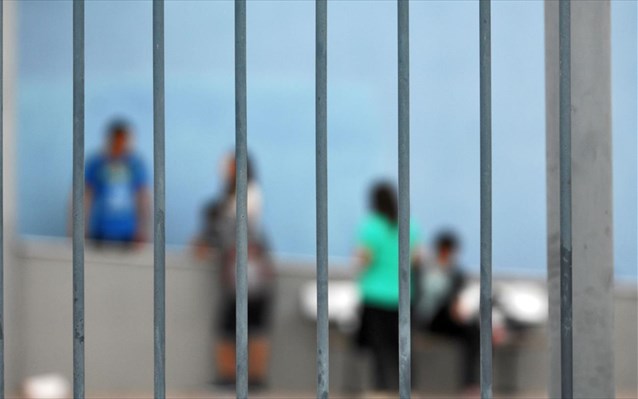 Ανήλικα “βαποράκια” έξω από τα σχολεία