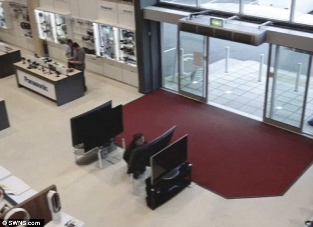 Ατζαμής πελάτης έσπασε τηλεοράσεις αξίας 5.500 ευρώ στη Βρετανία – ΒΙΝΤΕΟ