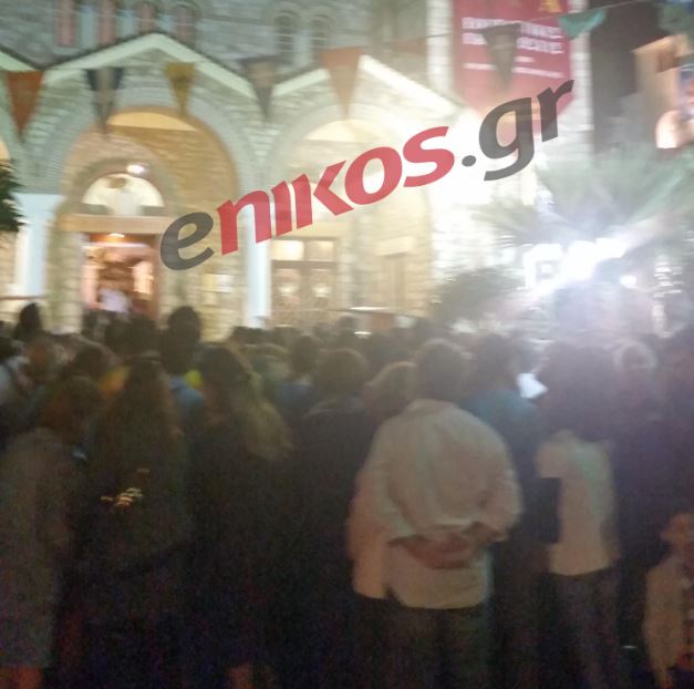 Ουρά σχημάτισαν οι πιστοί στον Άγιο Δημήτριο για την εικόνα της Παναγίας της Εκατονταπυλιανής – ΦΩΤΟ