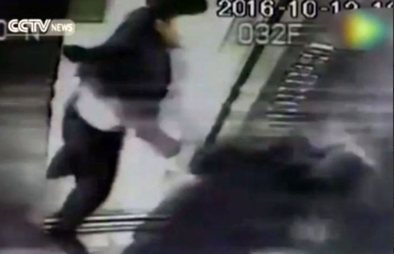 Άγριος ξυλοδαρμός μητέρας μπροστά στα μάτια του παιδιού της – ΒΙΝΤΕΟ