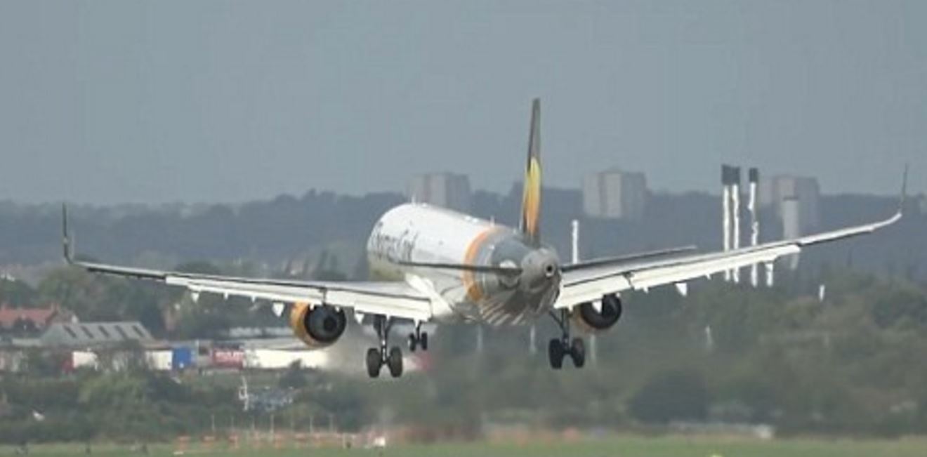 Δραματική προσγείωση αεροσκάφους στο Μπέρμινχαμ – ΒΙΝΤΕΟ