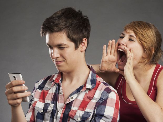 Αυτή είναι η επιστημονική εξήγηση γιατί «κολλάμε» στην οθόνη του κινητού μας