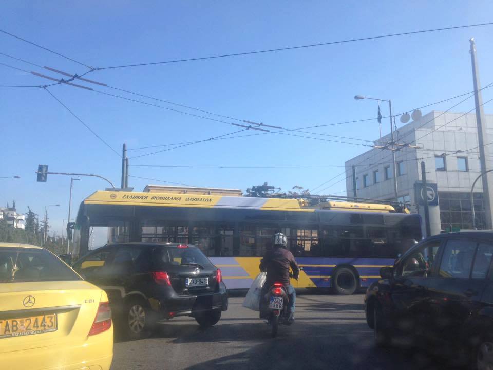 Κυκλοφοριακό κομφούζιο στην Κηφισίας προκάλεσε βλάβη σε τρόλεϊ στο Ψυχικό – ΦΩΤΟ