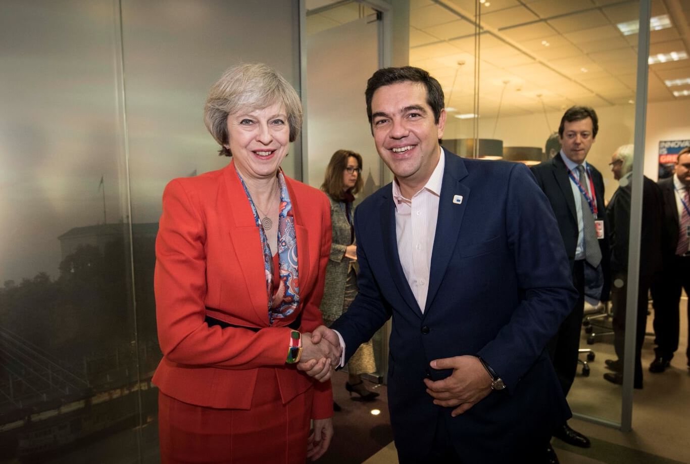 Η χειραψία του Τσίπρα με την Τερέζα Μέι – ΦΩΤΟ