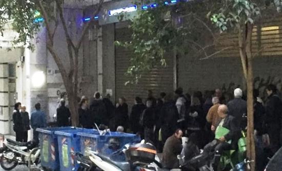 Χάος και μεγάλη ένταση σε ΔΕΗ και ΕΥΔΑΠ – Σταμάτησαν να δίνουν αριθμούς προτεραιότητας – ΒΙΝΤΕΟ