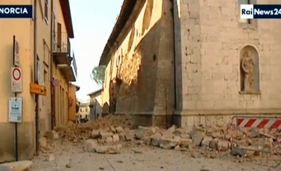 ΑΠΕΥΘΕΙΑΣ Οι πρώτες εικόνες μετά το νέο ισχυρό σεισμό στην Ιταλία