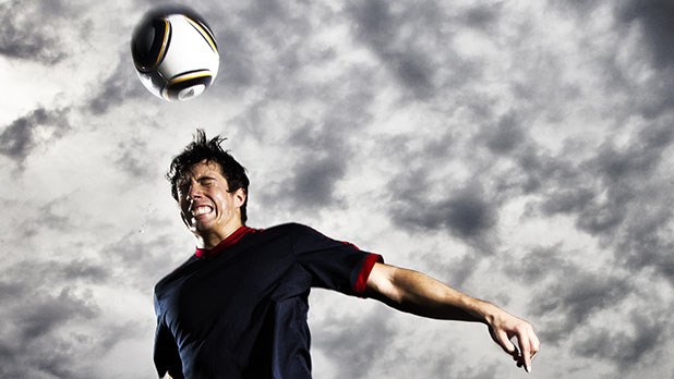 Νέα έρευνα αποκαλύπτει γιατί δεν πρέπει να κάνετε κεφαλιές όταν παίζετε ποδόσφαιρο