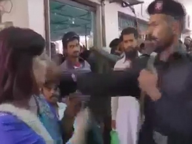 Αστυνομικός χαστούκισε δημοσιογράφο στο Πακιστάν – ΒΙΝΤΕΟ