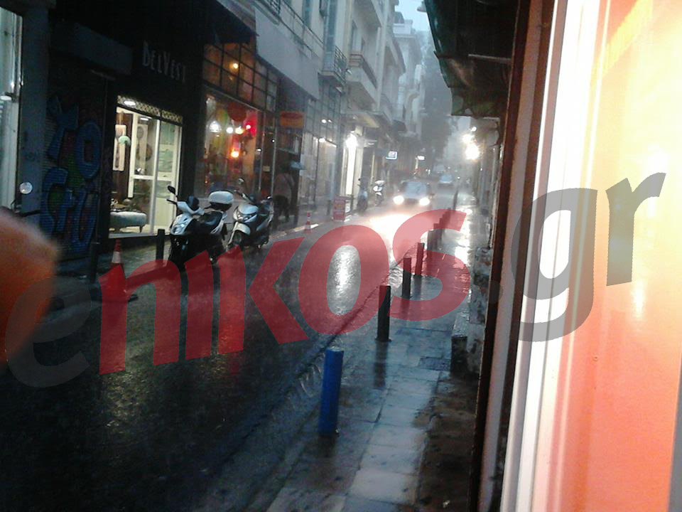 Ποτάμια οι δρόμοι στο κέντρο της Αθήνας – ΤΩΡΑ – ΦΩΤΟ