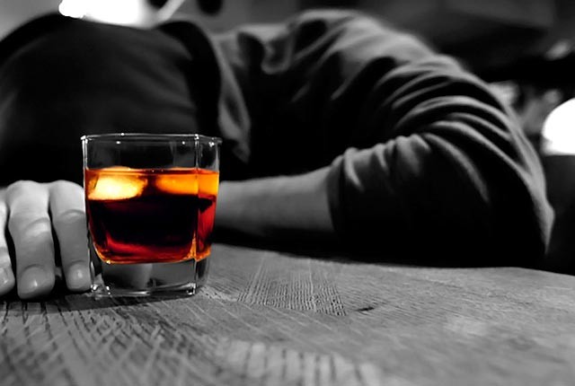 Κλείνει η «ψαλίδα» ανισότητας ανδρών-γυναικών στην κατανάλωση αλκοόλ