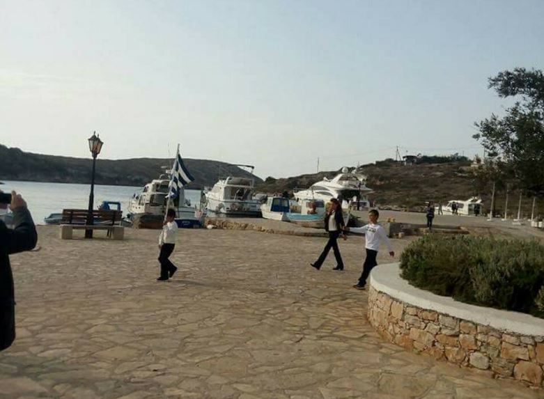 Παρέλαση με μόλις δύο μαθητές στους Αρκιούς – ΦΩΤΟ