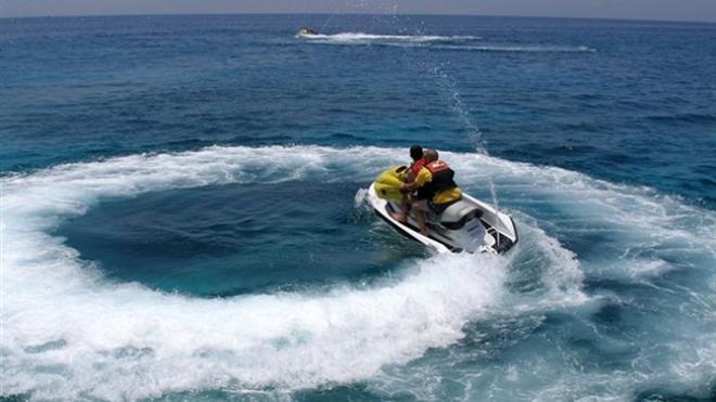 Τρεις τραυματίες από τη σύγκρουση δύο τζετ σκι στα Χανιά