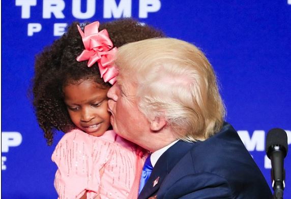 Το κοριτσάκι δεν άντεξε την αγκαλιά του Τραμπ – ΒΙΝΤΕΟ