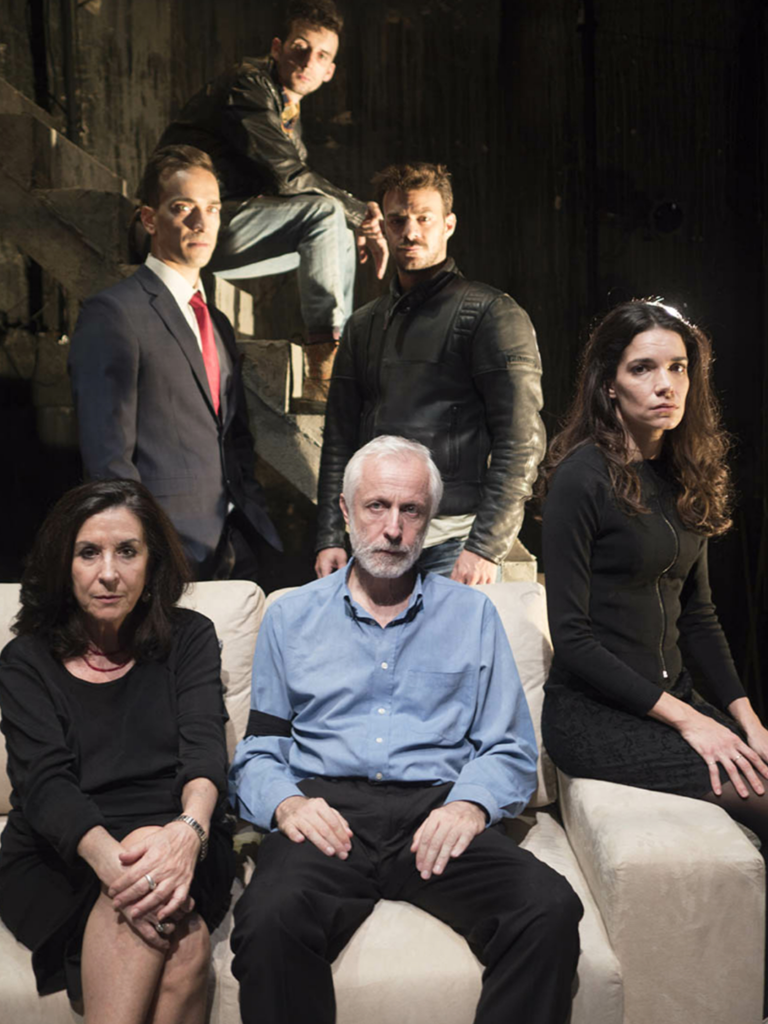 Η γερή ομάδα της «Δεύτερης φωνής» ποζάρει στο enikos.gr