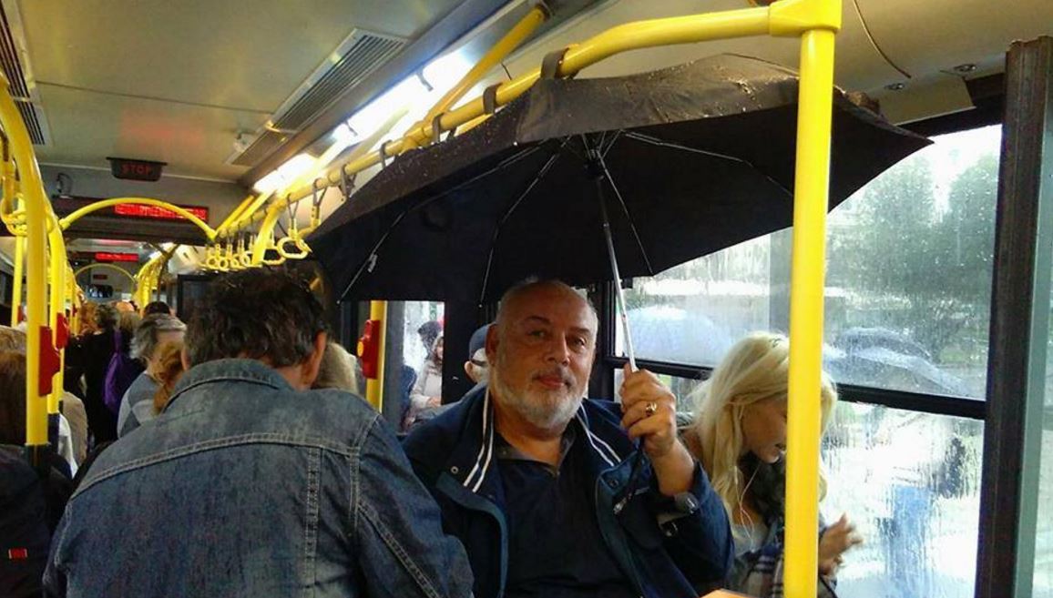 Η φωτογραφία με την ανοιχτή ομπρέλα μέσα στο λεωφορείο που έγινε viral