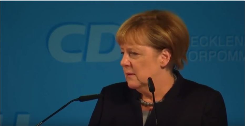 Η Μέρκελ τα «ψέλνει» στα στελέχη της με… κάλαντα – ΒΙΝΤΕΟ