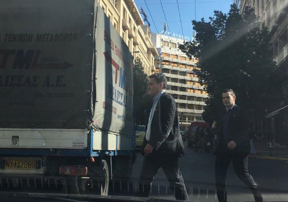 Η βόλτα του Ευκλείδη Τσακαλώτου στην οδό Σταδίου – ΦΩΤΟ