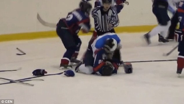 Αγώνας χόκεϊ γυναικών μετατράπηκε σε ρινγκ – ΒΙΝΤΕΟ