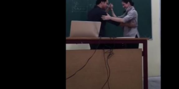 Καθηγητής στο ΑΠΘ χορεύει τάνγκο την ώρα του μαθήματος – ΒΙΝΤΕΟ