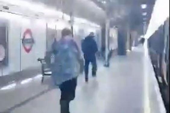 Αγγλία – Γυναίκα κυνηγά κακοποιό στο μετρό – ΒΙΝΤΕΟ