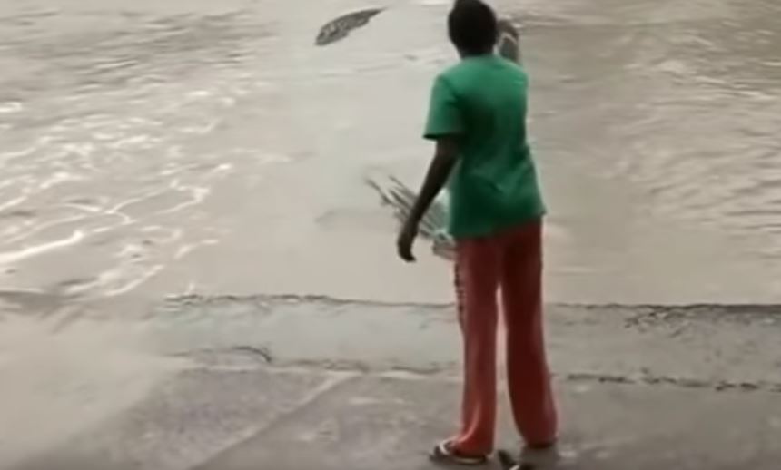 Αυτή η γυναίκα τρόμαξε έναν τεράστιο κροκόδειλο με μια… σαγιονάρα – ΒΙΝΤΕΟ