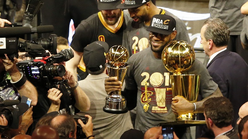 Ο Λεμπρόν Τζέιμς ψηφίζει Χίλαρι Κλίντον