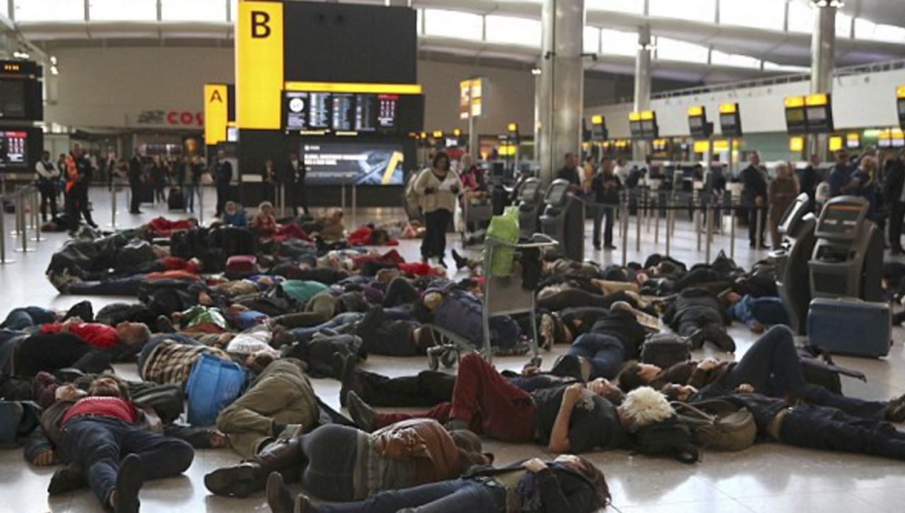 Διαδηλωτές υποδύθηκαν τους νεκρούς στο αεροδρόμιο του Χίθροου – ΦΩΤΟ