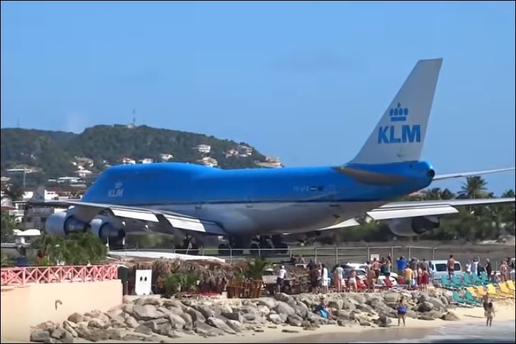 Αεροπλάνο “εκτινάσσει” δεκάδες ανθρώπους στη θάλασσα – ΒΙΝΤΕΟ