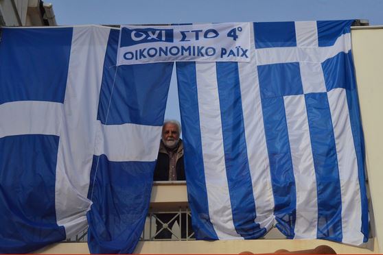 Η διαφορετική διαμαρτυρία ενός πολίτη για την οικονομική κρίση – ΒΙΝΤΕΟ