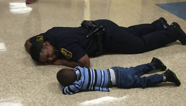 Η συγκινητική φωτογραφία με την αστυνομικό να καθησυχάζει ένα αγοράκι