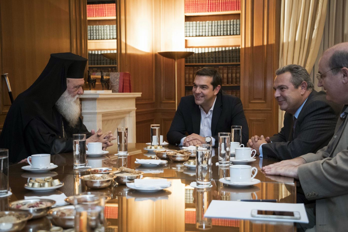 ΦΩΤΟ από τη συνάντηση του Πρωθυπουργού με τον Αρχιεπίσκοπο