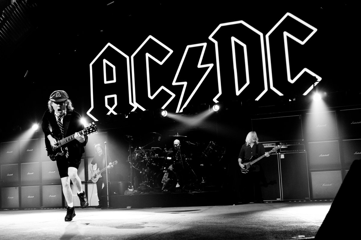 Αυτό το μωρό λατρεύει τους AC/DC – ΒΙΝΤΕΟ