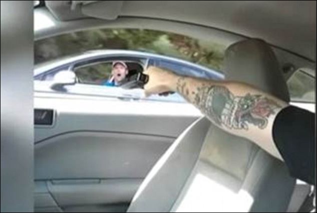 Ο τσακωμός στο δρόμο και η απειλή με όπλο από τον οδηγό του φορτηγού – ΒΙΝΤΕΟ