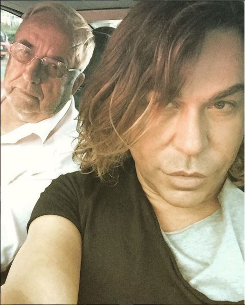 O Tρύφωνας Σαμαράς κούρεψε τον πατέρα του – ΦΩΤΟ